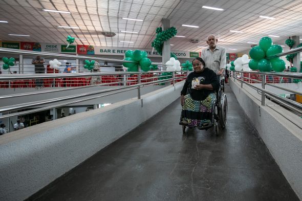 Prefeitura de Cuiab | Impressionada com tamanha magnitude, conta cadeirante que frequentadora assdua do Mercado do Porto