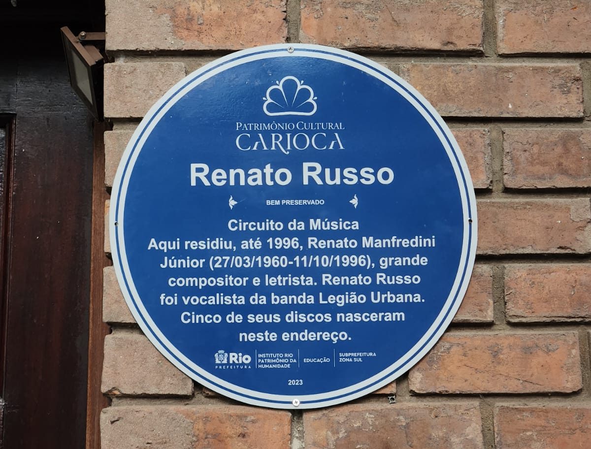 Prefeitura homenageia Renato Russo com instalação de placa de Patrimônio Cultural Carioca no prédio em que o artista viveu em Ipanema - Prefeitura da Cidade do Rio de Janeiro