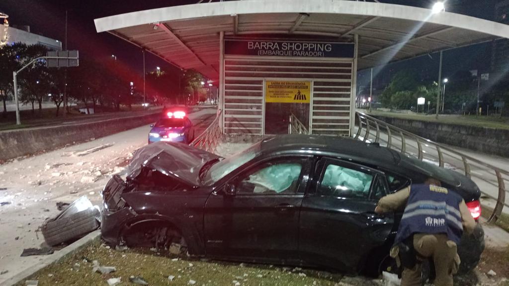 Veículo de passeio invade canteiro de estação do BRT e causa prejuízo de R$ 30 mil - Prefeitura da Cidade do Rio de Janeiro