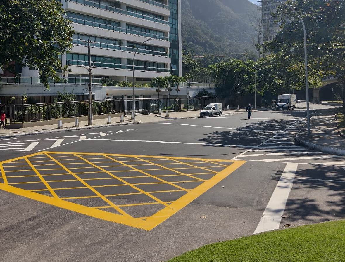 CET-Rio implanta sinalização horizontal em ruas de São Conrado - Prefeitura da Cidade do Rio de Janeiro