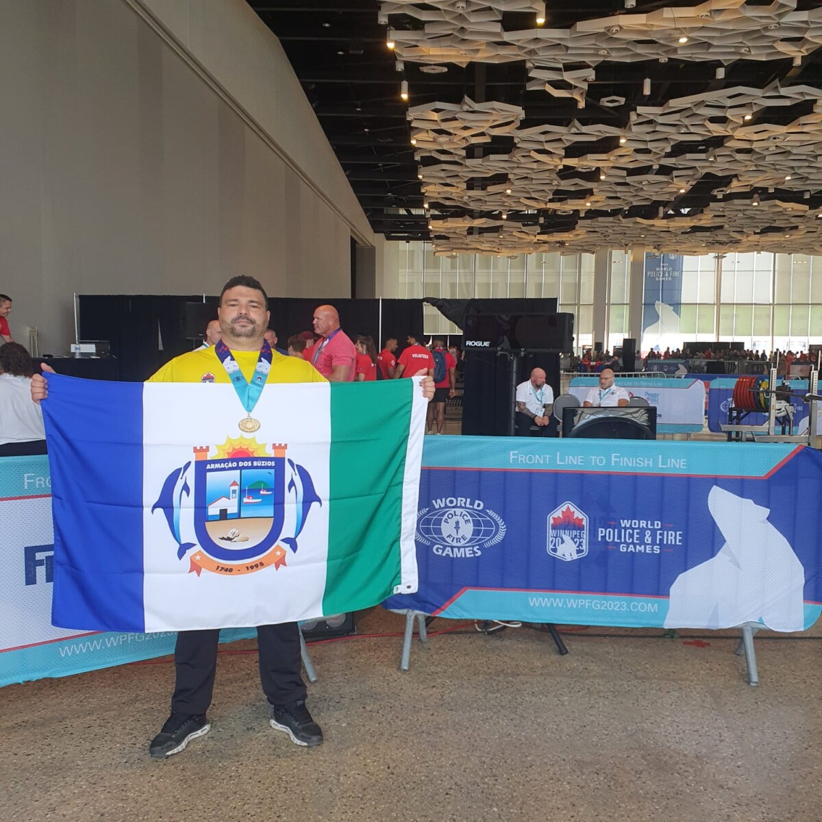 Policial morador de Búzios conquista duas medalhas de ouro e mantém título de mais forte do mundo