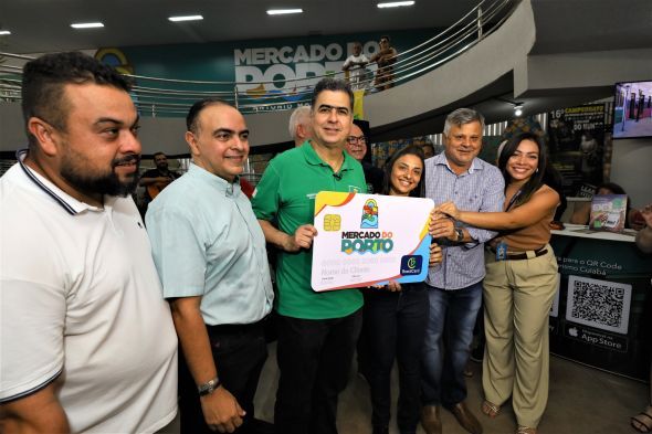 Prefeitura de Cuiab | Durante as comemoraes do Dia do Feirante, prefeito Emanuel Pinheiro lana carto de crdito exclusivo para o Mercado do Porto