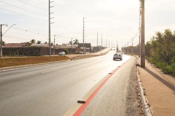 Prefeitura de Cuiab | Prefeitura de Cuiab entrega por meio da Semob revitalizao de ciclofaixa da avenida das Torres