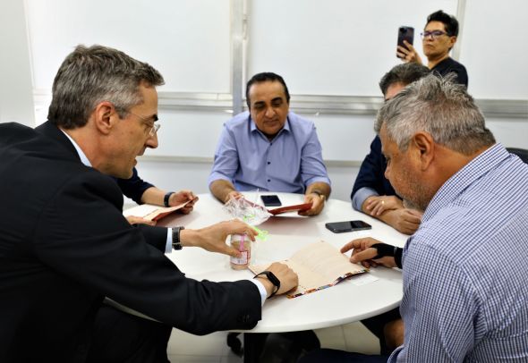 Prefeitura de Cuiab | Stopa debate com cnsul-geral da Sua construo de parcerias para investimento em energia solar