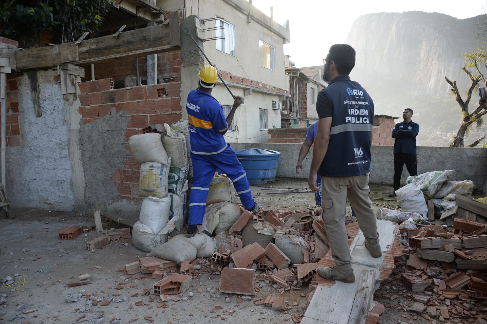 Seop realiza demolição de 12 construções irregulares na comunidade da Rocinha - Prefeitura da Cidade do Rio de Janeiro