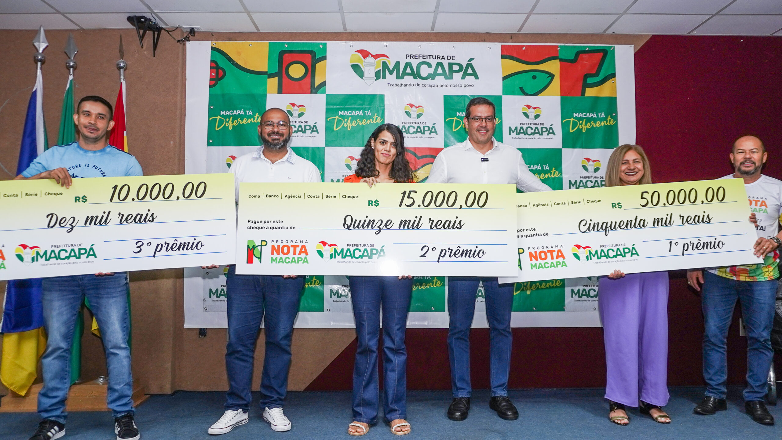 Prefeito entrega cheque simbólico aos sorteados no Programa Nota Macapá – Prefeitura Municipal de Macapá