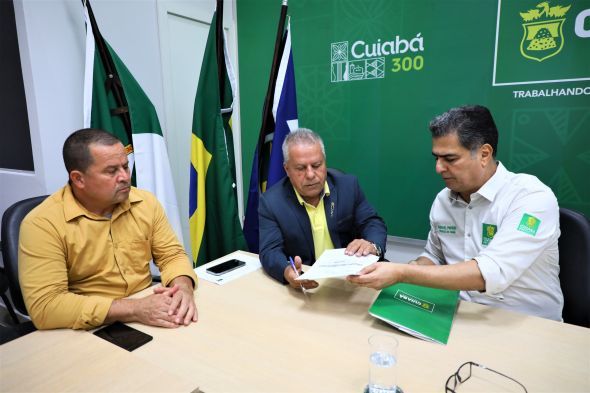 Prefeitura de Cuiab | Prefeito entrega ao presidente da Cmara de Cuiab documentos com evidncias de rombo de R$ 183 milhes cometidas pelo gabinete de interveno