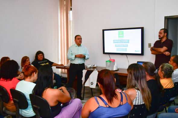 Prefeitura de Cuiab | Secretrio Vuolo faz reunio com permissionrios do Shopping Orla para apresentar projeto de reforma do local