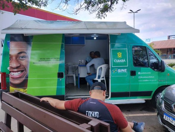 Prefeitura de Cuiab | Van do Sine da Gente leva oportunidades de emprego comunidade do bairro Morada do Ouro e regio