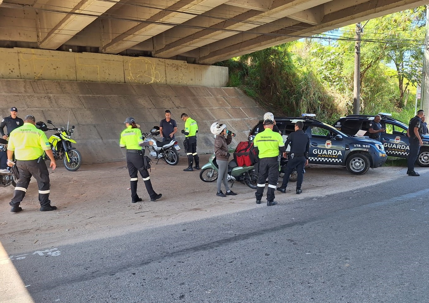 Agentes de Trânsito e GM realizam operação contra irregularidades em veículos