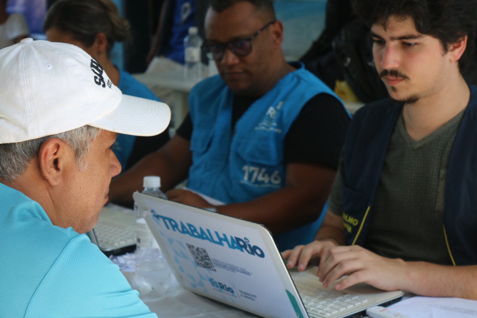 Com oportunidades para jovens, Secretaria de Trabalho e Renda divulga 920 vagas de emprego - Prefeitura da Cidade do Rio de Janeiro