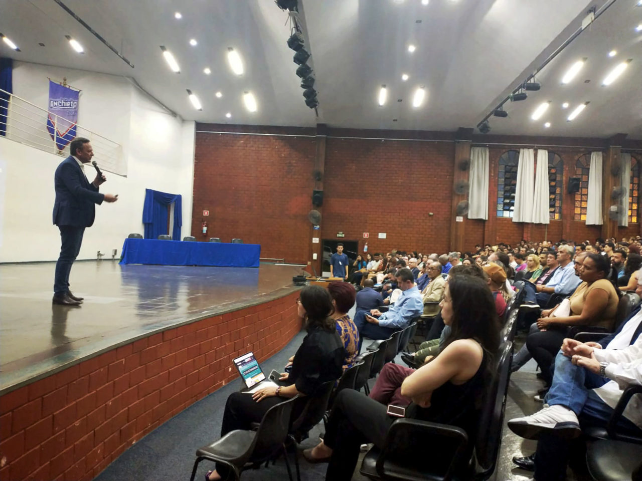 Gestor de Finanças fala de reforma tributária a universitários
