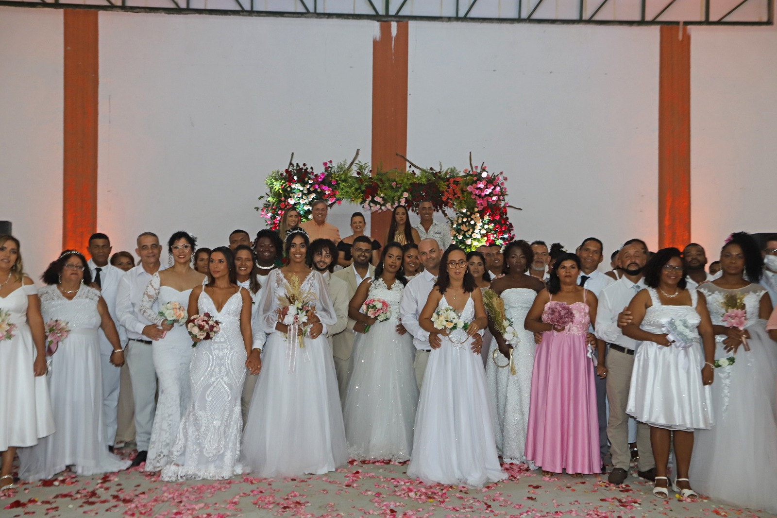 Casamento Comunitário de Búzios: Muita emoção e glamour na cerimônia ecumênica realizada pela Juíza de Paz do município
