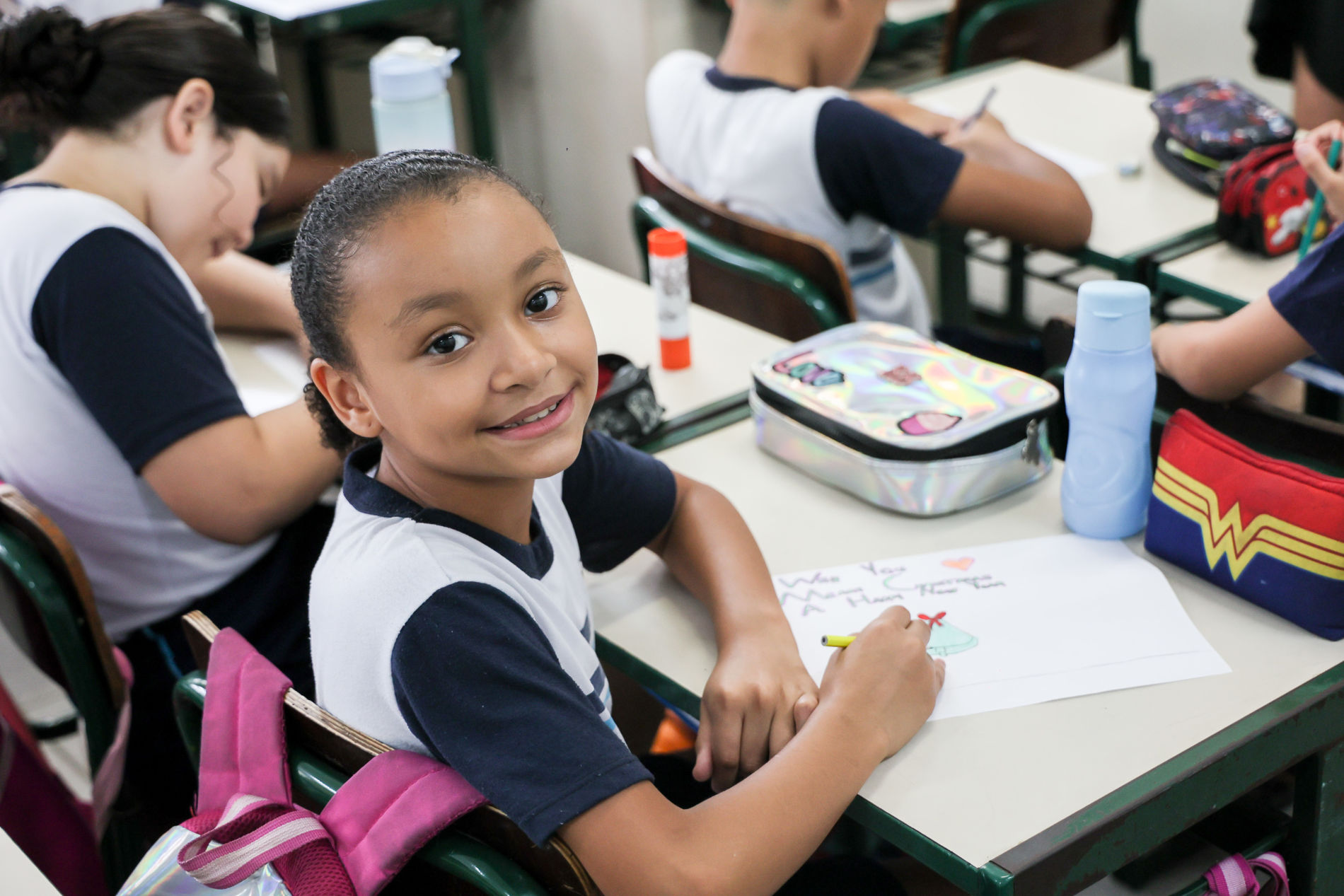 Crianças aplicam conteúdo da aula de Inglês em correspondência com amigos nos Estados Unidos