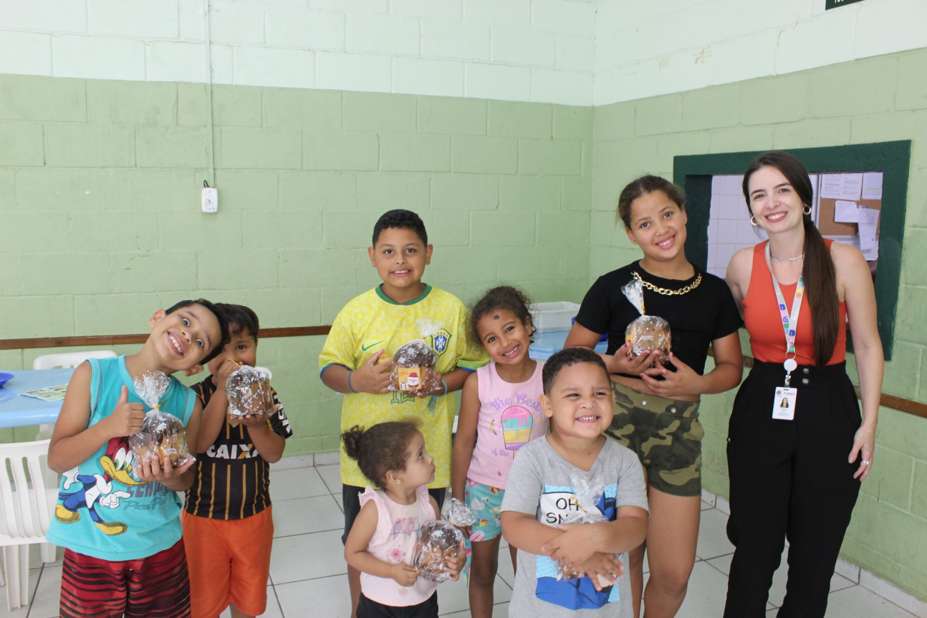 FUMAS entrega chocotones para assistidos do Programa de Suplementação Alimentar