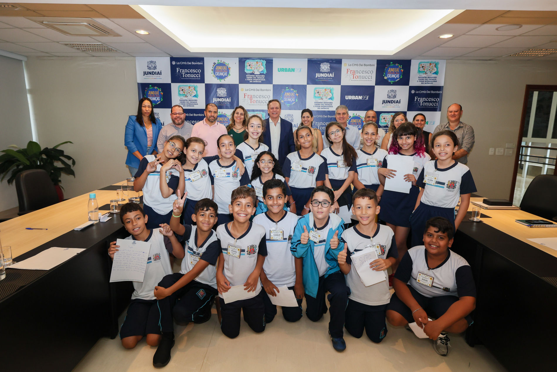 Gestores e alunos da Marina Rinaldi conversam por melhorias no Jardim Tulipas