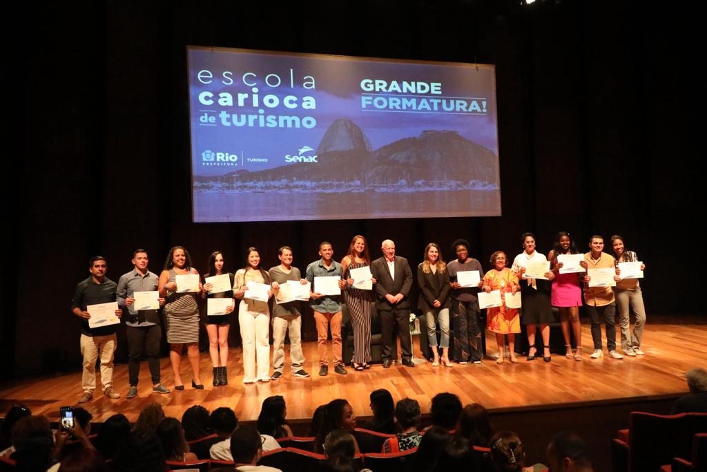 Prefeitura do Rio entrega diploma a alunos da primeira turma da Escola Carioca de Turismo - Prefeitura da Cidade do Rio de Janeiro