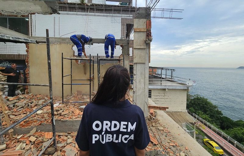 Prefeitura do Rio realiza mais uma demolição de construção irregular no Vidigal - Prefeitura da Cidade do Rio de Janeiro
