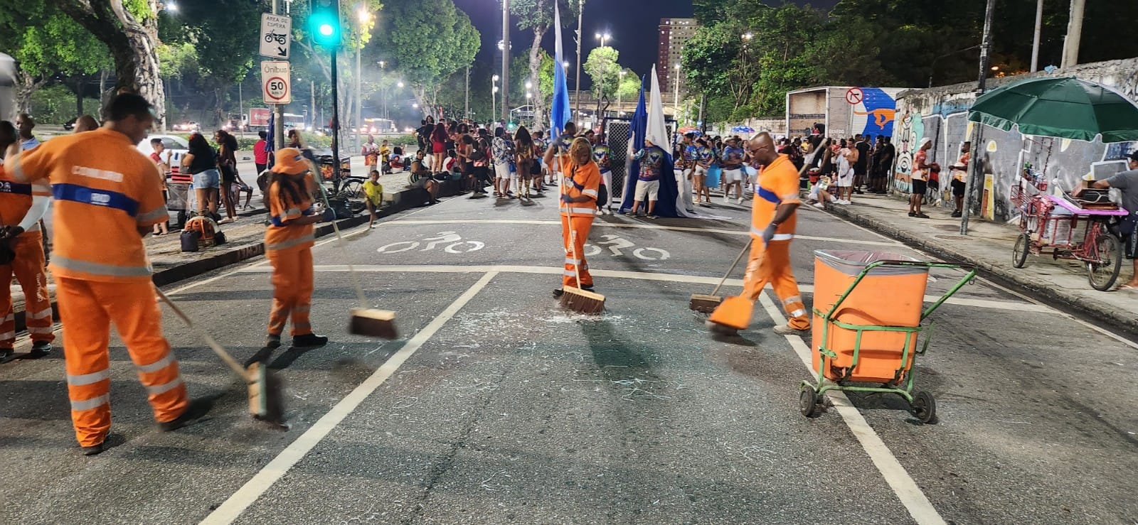 Carnaval 2024: Comlurb prepara esquema de limpeza para mais um fim de semana de ensaios no Sambódromo - Prefeitura da Cidade do Rio de Janeiro
