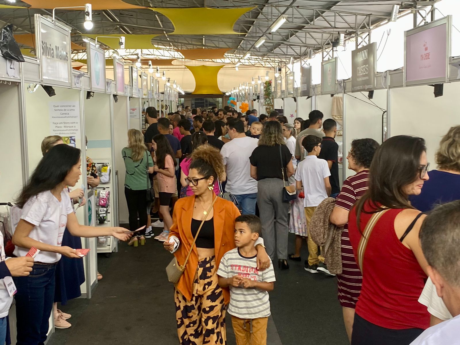 Expositores participam de sorteio dos estandes para a 2ª FENS nos Bairros