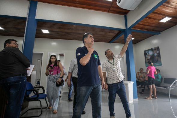 Prefeitura de Cuiab | Prefeito determina conserto de 'reforma' entregue no ltimo dia da interveno do Estado; banheiros esto sem portas, USF j alagou e registra falta de remdios