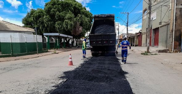 Prefeitura de Cuiab | Secretaria de Obras executa aes de tapa-buracos no bairro 1 de Maro