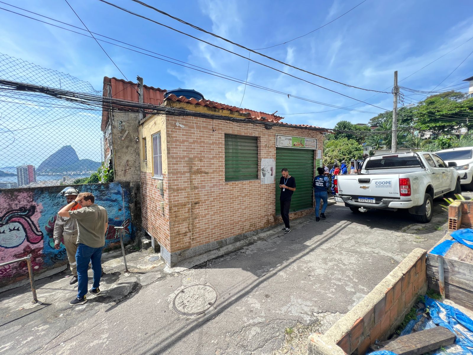 Prefeitura do Rio faz demolição de imóvel comercial irregular na comunidade Tavares Bastos, no Catete - Prefeitura da Cidade do Rio de Janeiro
