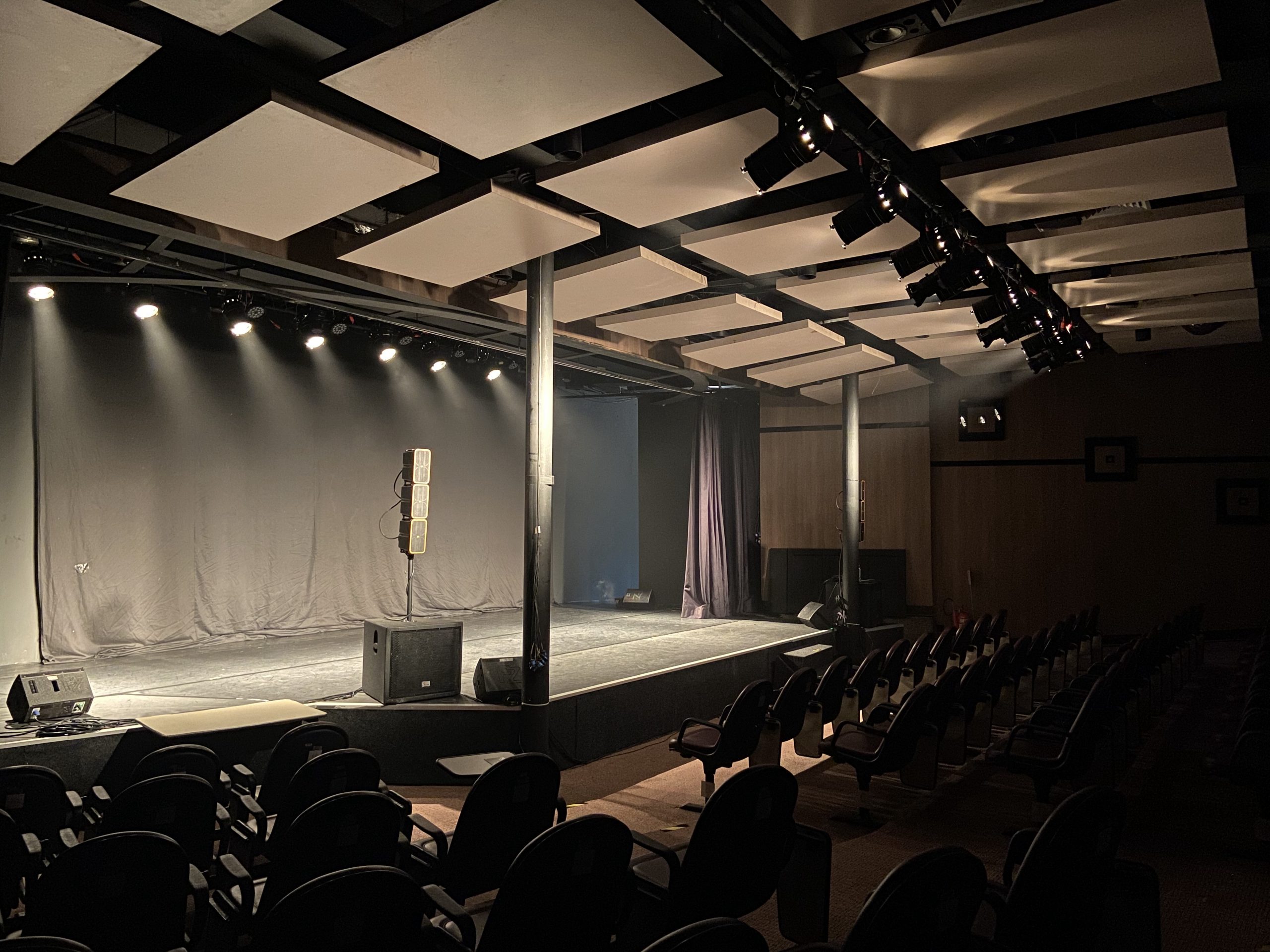Secretaria de Cultura reabre Teatro dos Correios, agora Teatro Correios Léa Garcia, com a volta da aclamada peça "Macacos" - Prefeitura da Cidade do Rio de Janeiro