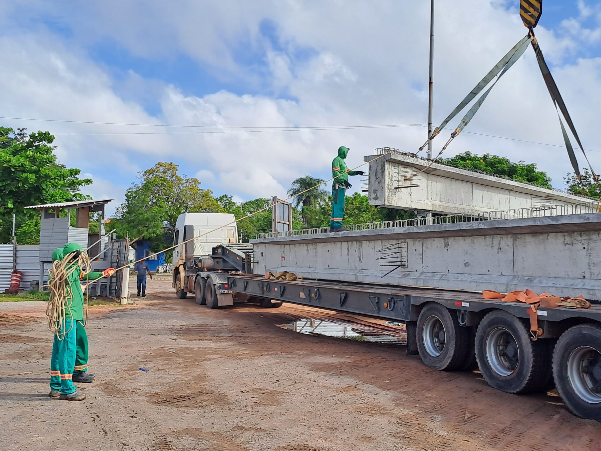 Vigas de concreto da Ponte Sérgio Arruda são transportadas – Prefeitura Municipal de Macapá