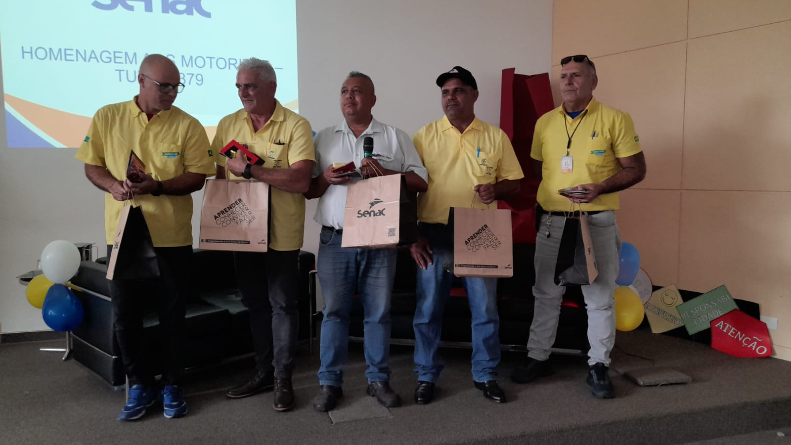 Alunos do Senac prestam homenagens aos motoristas de ônibus de Jundiaí