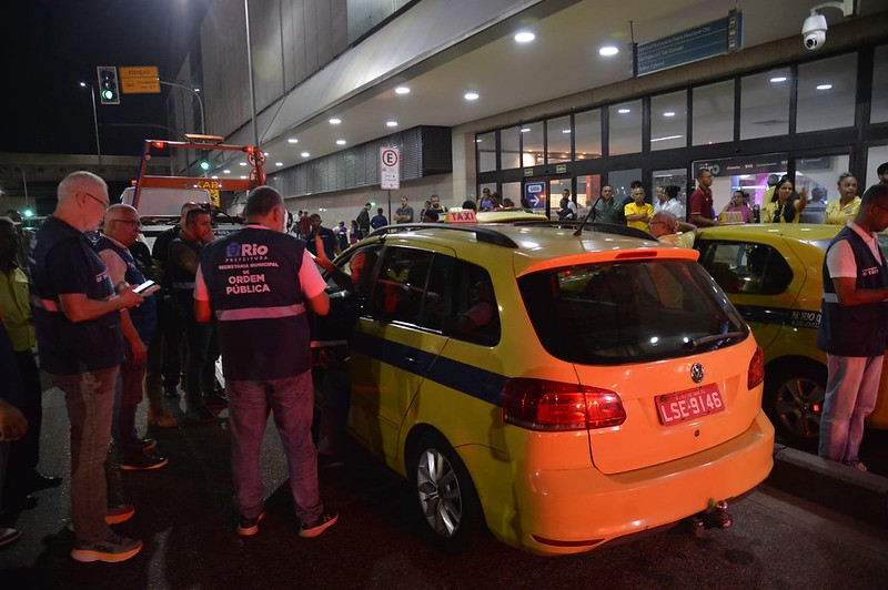 Seop faz operação para coibir irregularidades em táxis e carros de aplicativo - Prefeitura da Cidade do Rio de Janeiro