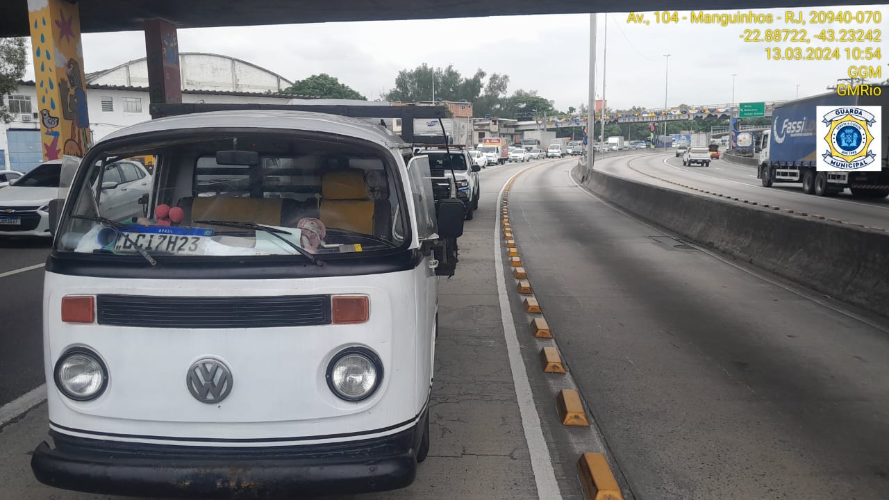 Guarda Municipal prende motorista flagrado dirigindo Kombi sem placa na faixa exclusiva da Avenida Brasil - Prefeitura da Cidade do Rio de Janeiro