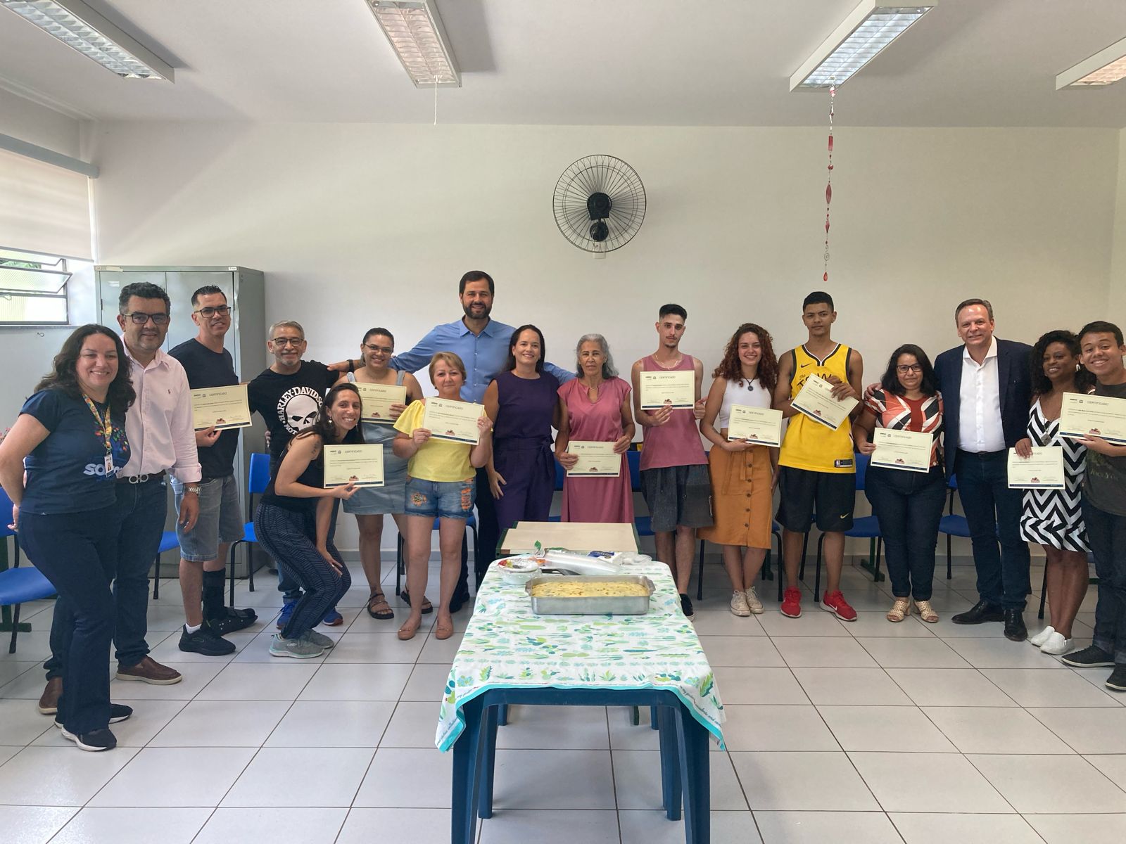 Prefeito entrega certificados para turma de Barbearia formada por alunos da comunidade TEA