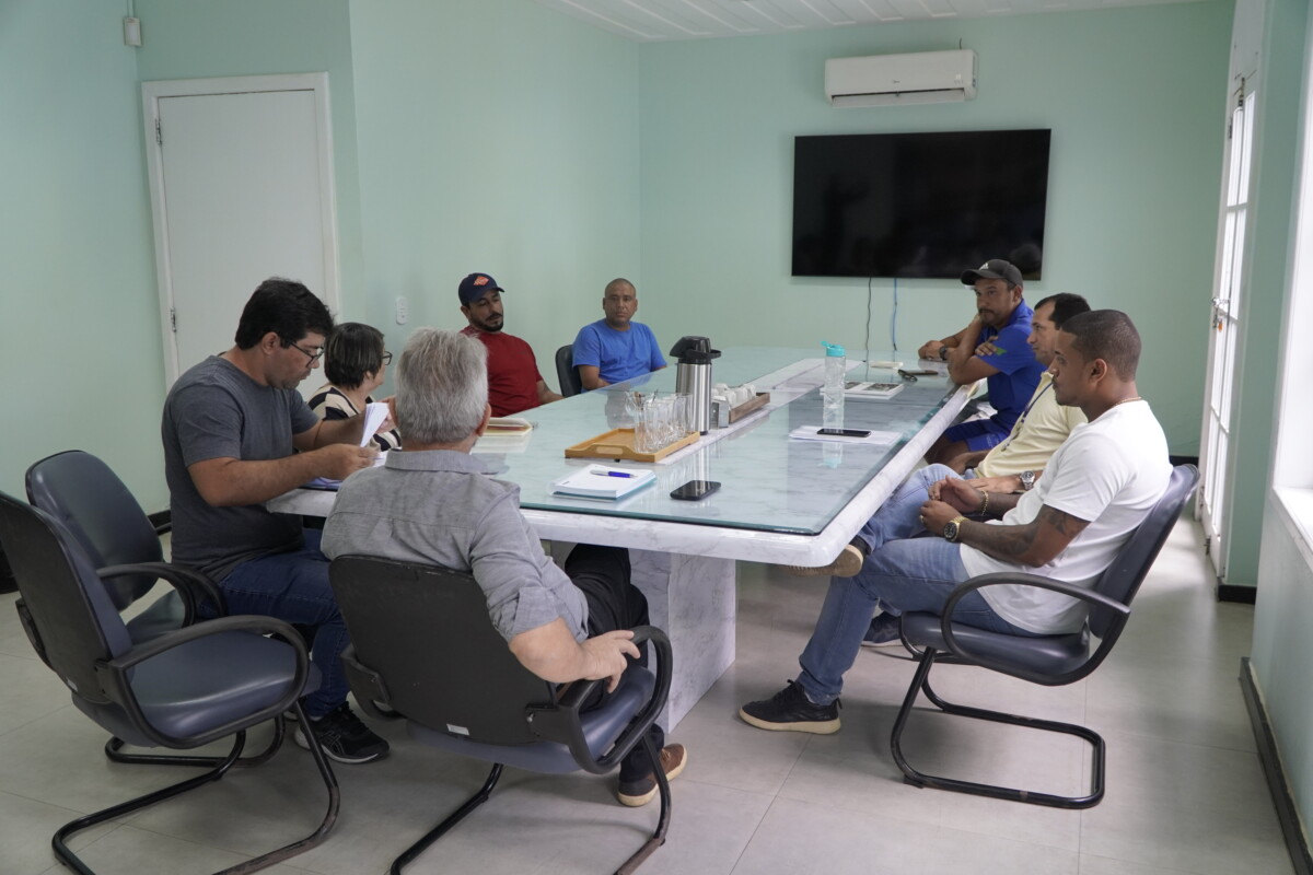 Prefeitura de Búzios realiza reunião com a diretoria da Sociedade Esportiva Azul e Branco para regularização e reforma do campo de futebol